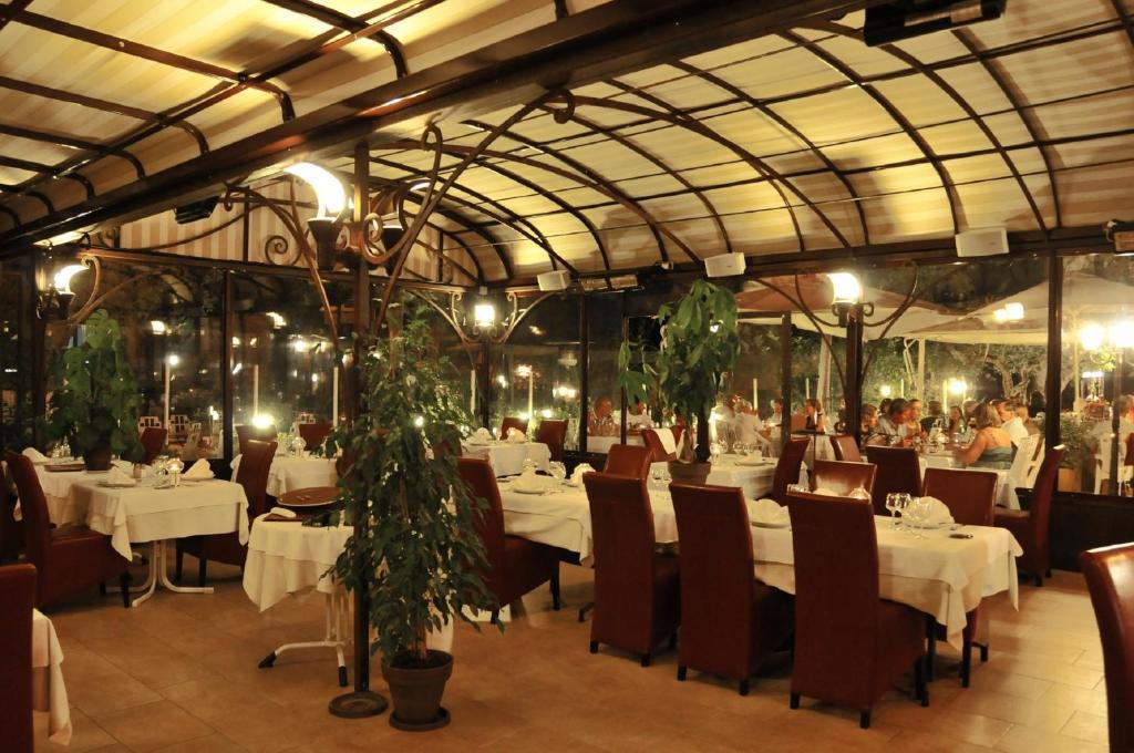 Les Pins Restaurant Et Chambre D'Hotes Сийан-ла-Каскад Экстерьер фото