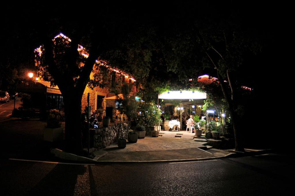 Les Pins Restaurant Et Chambre D'Hotes Сийан-ла-Каскад Экстерьер фото