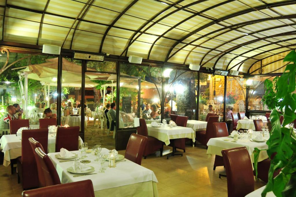 Les Pins Restaurant Et Chambre D'Hotes Сийан-ла-Каскад Экстерьер фото