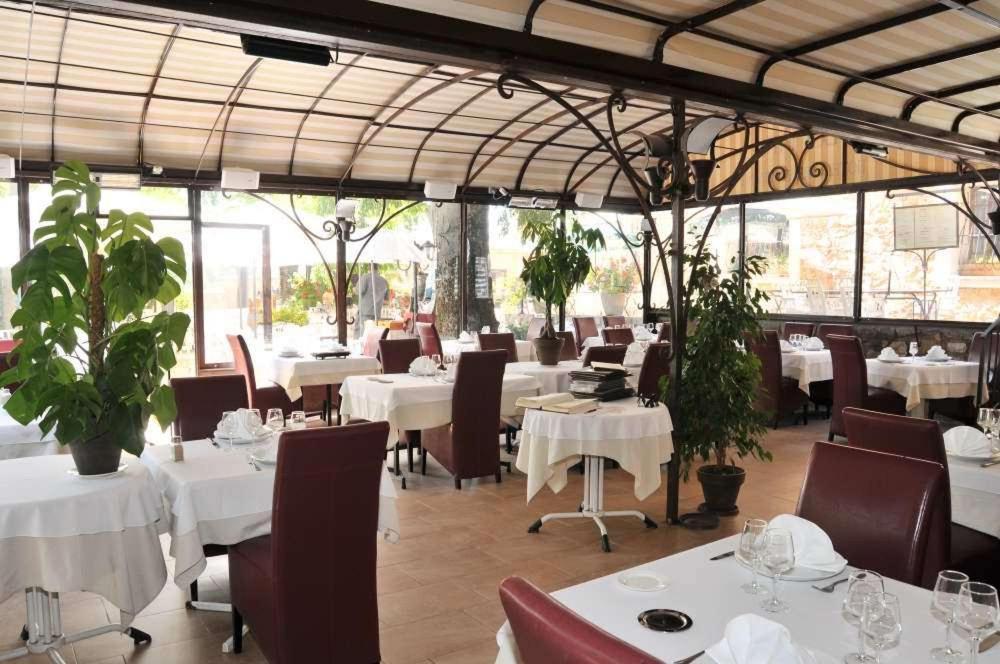 Les Pins Restaurant Et Chambre D'Hotes Сийан-ла-Каскад Экстерьер фото